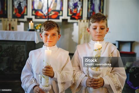 Immagine di bambini che ricevono la Prima Comunione