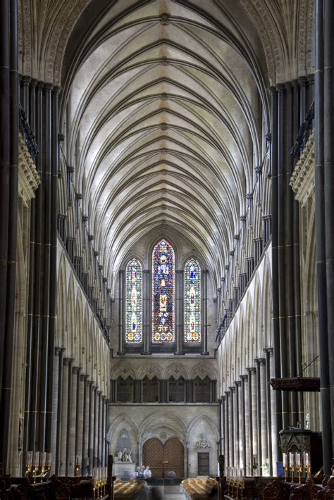 Interno di una cattedrale gotica (es. Salisbury) con dettagli architettonici