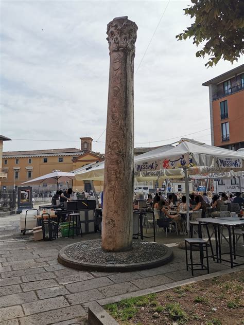 Colonna del Crotacio antistante la Basilica di Sant'Alessandro in Colonna