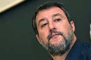Immagine del rosario o di Salvini che lo brandisce in pubblico