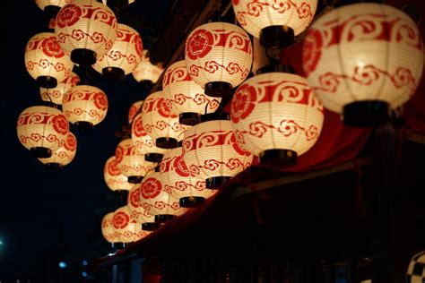 Scorcio di una strada giapponese addobbata con lanterne durante un matsuri estivo