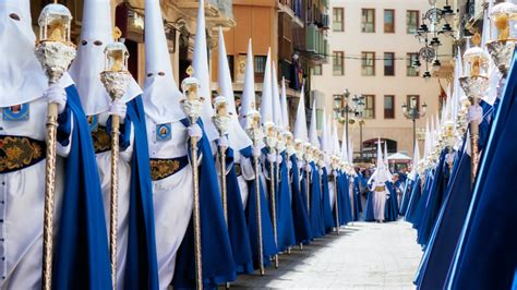 Foto di un mikoshi trasportato da fedeli durante una processione shintoista