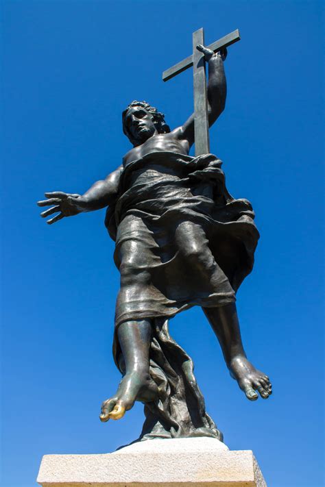 Foto della statua del Cristo Redentore sull'Ortobene a Nuoro