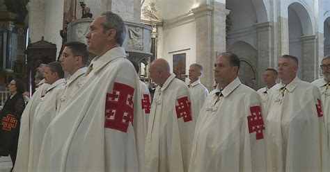 Foto di gruppo dei Cristeros in uniforme, con simboli religiosi