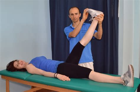 paziente che esegue esercizi di fisioterapia oncologica