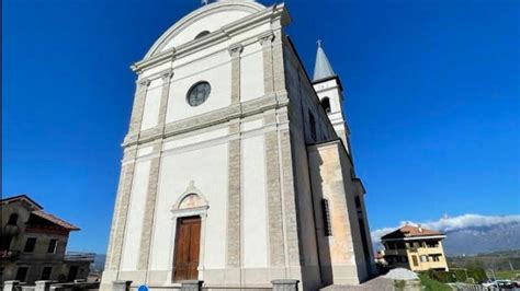 Fotografia di una chiesa o edificio parrocchiale