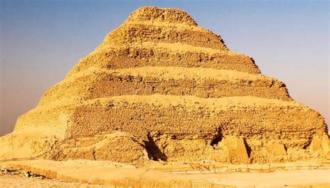 Foto aerea delle piramidi di Saqqara con la piramide a gradoni di Djoser in evidenza
