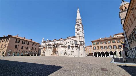 Veduta esterna del Duomo di Modena e Piazza Grande in una giornata di sole