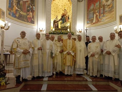 Cerimonia di insediamento di un nuovo parroco con la partecipazione di autorità ecclesiastiche e civili