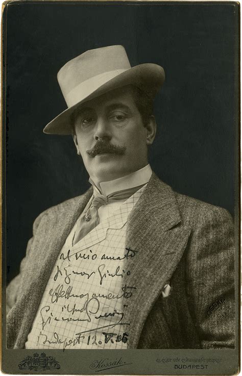 Ritratto di Giacomo Puccini in un contesto d'epoca