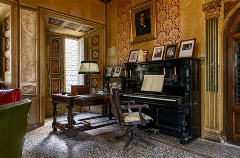 Interno storico di Villa Puccini a Torre del Lago