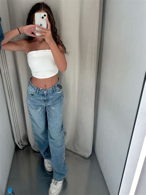 Foto di una ragazza di 12 anni che indossa un elegante abito da cresima color pastello, con un cardigan coordinato