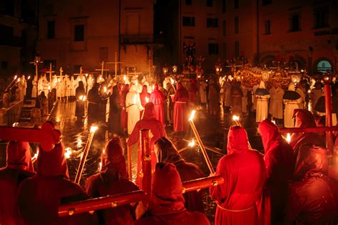 Insieme di incappucciati e portatori durante la Processione del Cristo Morto a Chieti