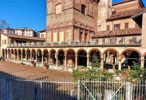 Foto panoramica del Santuario di Santa Maria alla Fontana, che mostra il contrasto tra l'architettura storica e l'ambiente urbano moderno circostante a Milano.