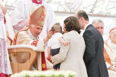 Benedetto XVI celebra la messa durante l'Incontro Mondiale delle Famiglie a Valencia