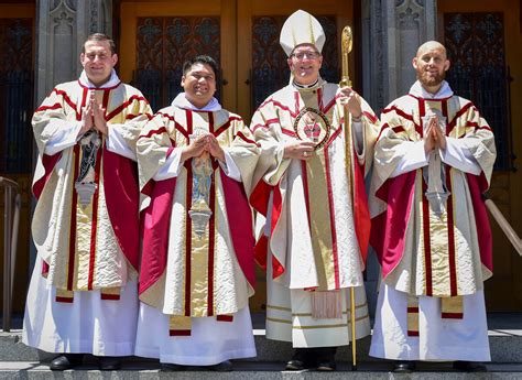 Sacerdoti e fedeli in preghiera dinanzi a un altare con l'immagine del Sacro Cuore