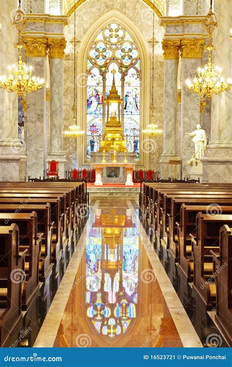 Interno di una chiesa cattolica con un confessionale vuoto