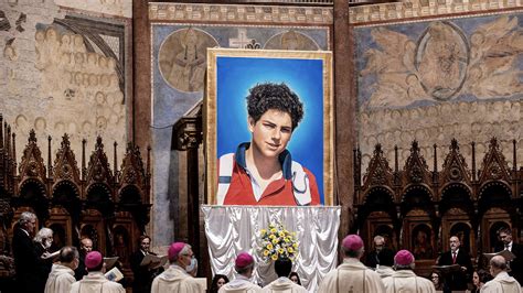 Foto di Carlo Acutis sorridente, con uno sfondo digitale o simbolo della sua evangelizzazione online