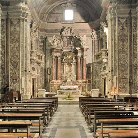 Interno del Santuario Madonna delle Grazie con l'altare maggiore