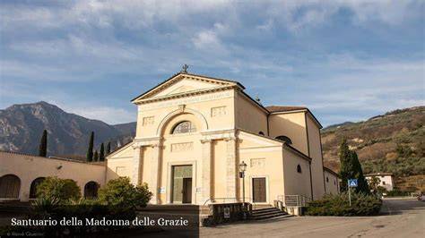 Veduta esterna del Santuario della Madonna delle Grazie e della chiesa all'aperto