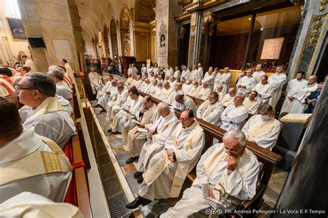 Foto di una celebrazione di consacrazione episcopale in una chiesa o luogo sacro in Giordania.