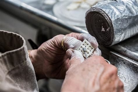 Artigiani al lavoro in un laboratorio moderno di madreperla a Betlemme