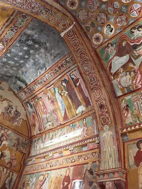Interno dell'Oratorio di San Biagio con affreschi e decorazioni