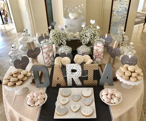 Tavolo decorato con una varietà di dolciumi per la Cresima