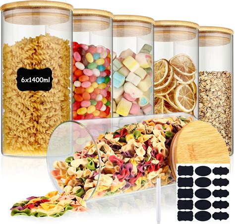 Barattoli in vetro con ingredienti per tisane o biscotti fatti in casa