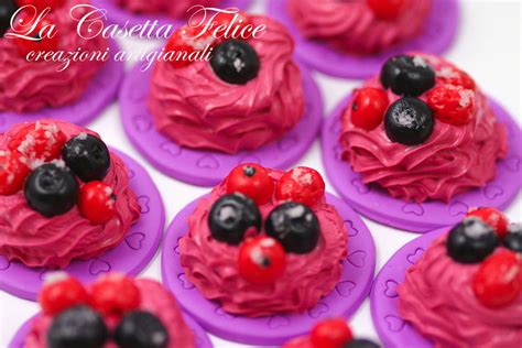 Assortimento di dolci finti come cupcakes, éclairs e torte in miniatura