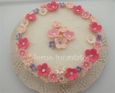 Torta casalinga decorata con fiori in pasta di zucchero per la Cresima