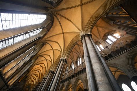 Cattedrale di Salisbury: interni e colonne incurvate