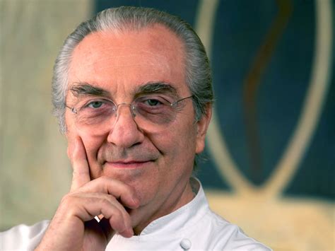 Foto di Gualtiero Marchesi con la sua divisa da chef