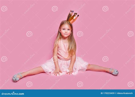 Foto di bambina con una corona, a simboleggiare una principessa