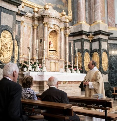 Incontro di fedeli con un sacerdote, simbolo di comunità in dialogo