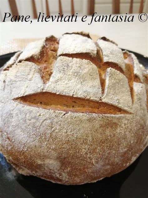 Pagnotta di pane di segale appena sfornata