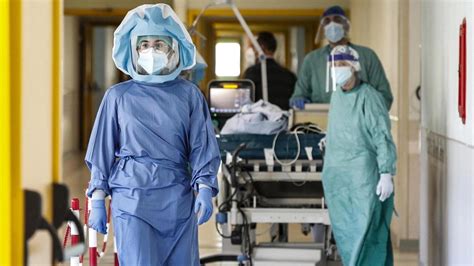 Foto di operatori sanitari in un ospedale del Lazio