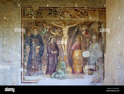 Affresco del Crocifisso di Pontormo, con Cristo centrale e santi laterali