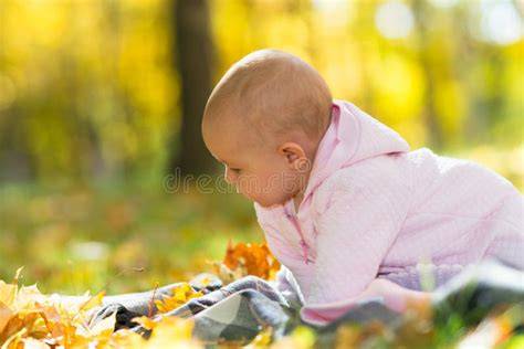illustrazione di un bambino curioso che smonta e ricompone giocattoli