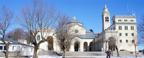 Veduta panoramica del Santuario di Nostra Signora del Monte con il bosco circostante