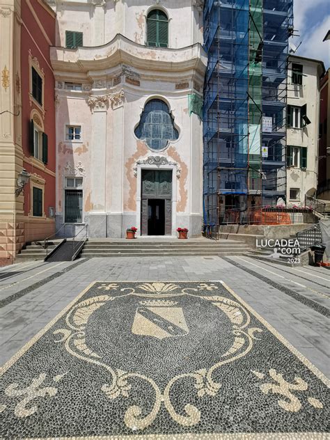 Dettaglio del risseu sul sagrato del Santuario con gli stemmi