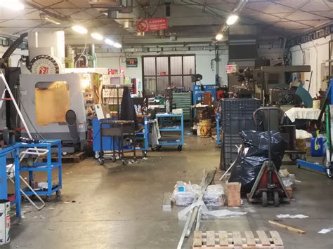 Foto rappresentativa di un'officina meccanica moderna e dei processi di lavorazione del metallo