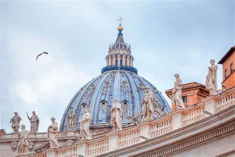 Foto dell'Altare Papale nella Basilica di San Pietro con vista sull'abside e la cupola.
