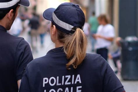 Agente di Polizia Locale in servizio di controllo attività commerciali