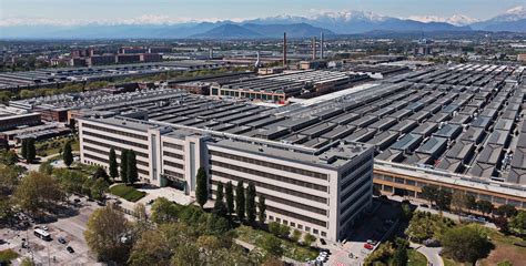 Foto panoramica di uno stabilimento di produzione di calzature moderne