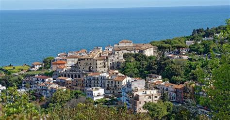 Veduta panoramica dall'Eremo di San Felice con il mare e le montagne