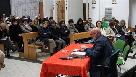 Foto di operatori pastorali o volontari in sessione formativa