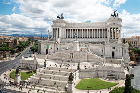 Vista panoramica del Vittoriano a Roma con la statua equestre di Vittorio Emanuele II