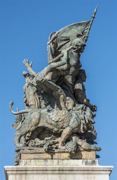 Dettaglio architettonico del Vittoriano con fregi e sculture