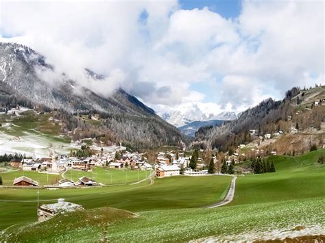 Foto storica di villeggianti in un paese di montagna piemontese negli anni '50